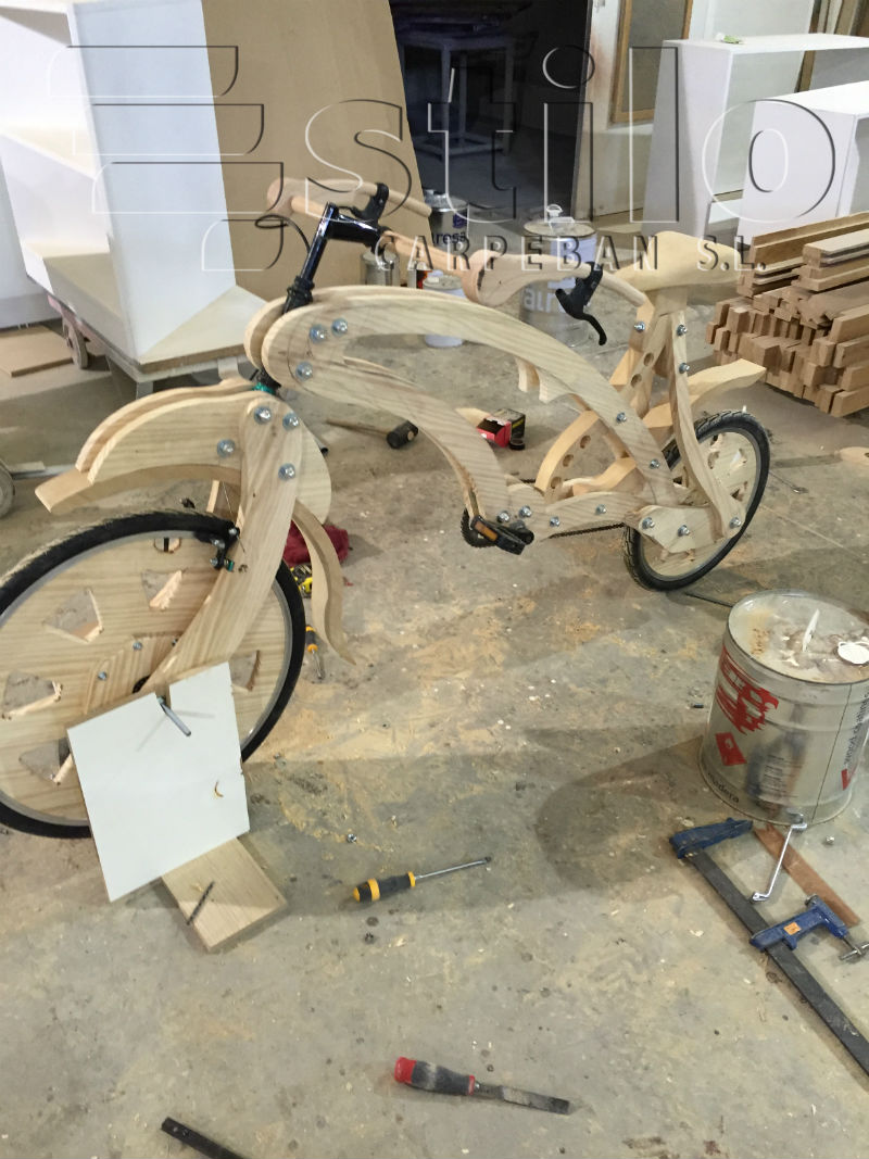 Finalizando la fabricacin de esta bicicleta de madera, solo falta barnizar. Carpintera Ebanistera Carpeban Stilo, en Salamanca.